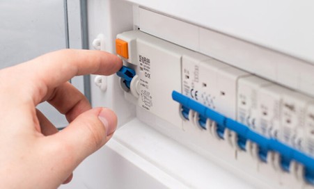 بررسی انواع علت های پریدن فیوز ساختمان